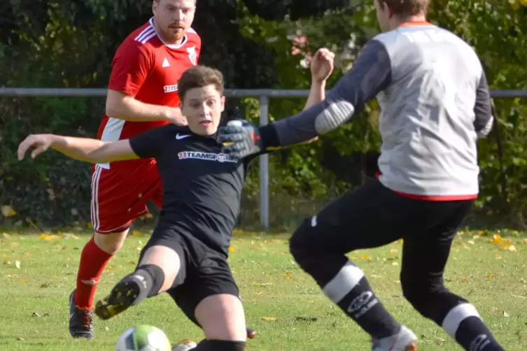 Samuel Schreiner (schwarzes Trikot) trifft für die SpVgg Welchweiler zum 3:1 gegen den TuS Gries. 