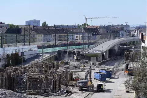 Rund 500 Meter lang war das Hochstraßenteilstück, das abgerissen wurde. Links im Bild die Stützen, die zum Streitpunkt wurden.