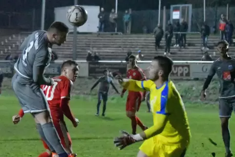 Trifft in dieser Szene neben das Tor. Mechtersheims Sven Förtsch beim Kopfball. Idar-Oberstesins Torhüter Tim Wiegand wäre macht