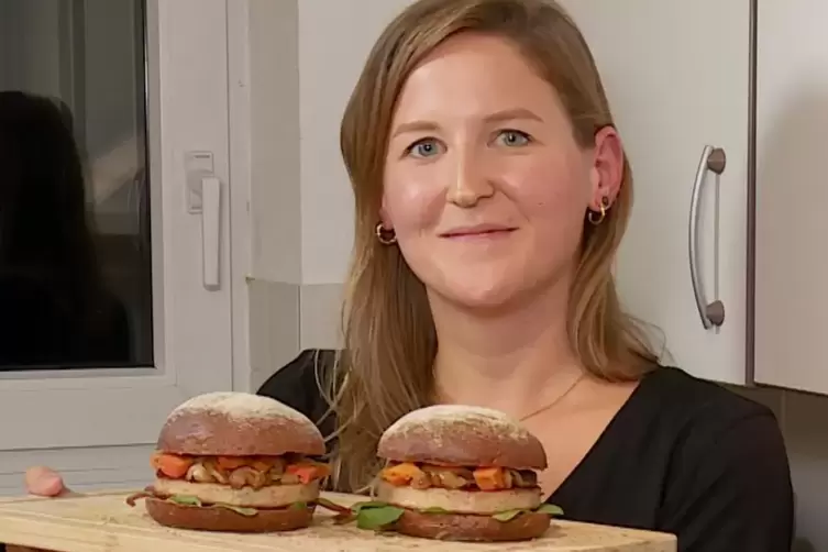 Guten Appetit: Foodbloggerin Vanessa Zakner mit den fertigen Saumagenburgern. 