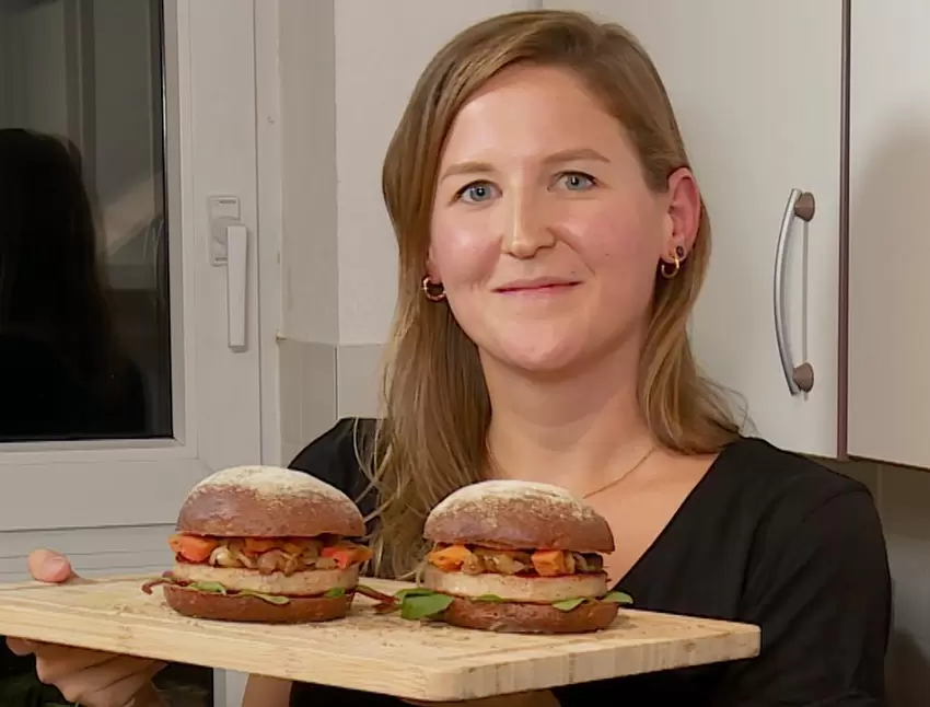 Guten Appetit: Foodbloggerin Vanessa Zakner mit den fertigen Saumagenburgern.