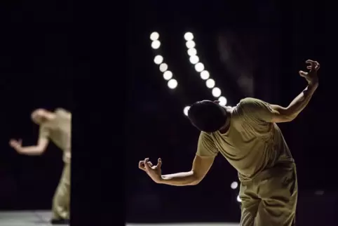 Eine eigenwillige Homage an George Gershwin hat Marco Goecke für Gauthier Dance choreografiert: Shawn Wu in „Lieben Sie Gershwin