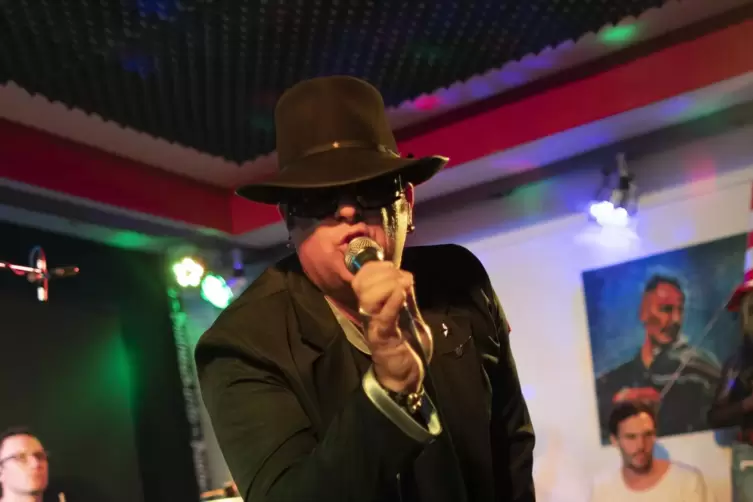 Mach&rsquo; mir den Udo: Rolando Pacello schl&uuml;pft bei Udos Lindenwerk in die Rolle des Altrockers. Zu erleben Ramstein. 