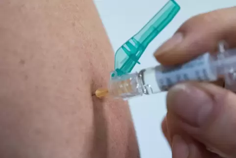 In einigen Arztpraxen ist der Grippe-Impfstoff schon Mangelware.