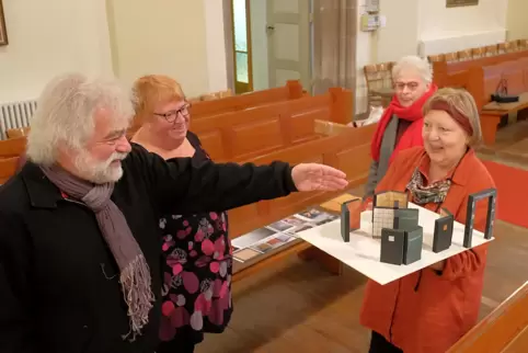 Die Künstlerin Madeleine Dietz (rechts) zeigt in der Webenheimer Kirche ein Modell des Kolumbariums. Von links Dekan Peter Butz,