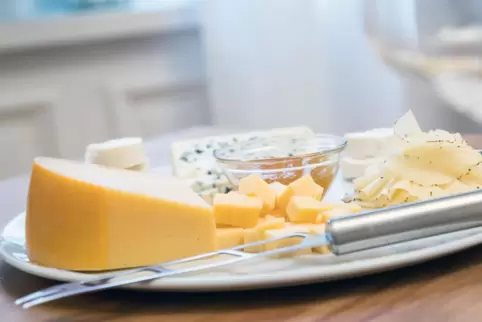 Bei Käsesorten mit einem Paraffin- oder Wachs-Überzug muss die Rinde abgeschnitten werden, bei Blauschimmelkäse dagegen nicht.