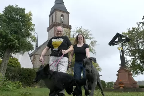 Pfarrer Josef Metzinger mit seiner Haushälterin Annika Kröner und den Hunden Tirzah (links) und Yuna.