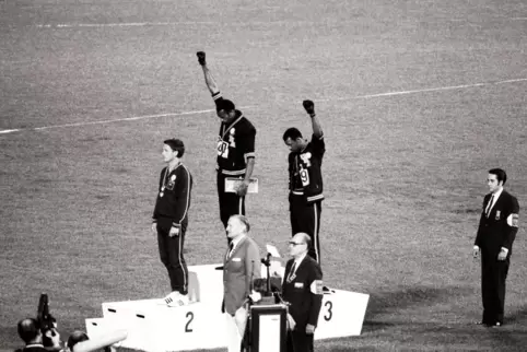 „Black-Power“-Demonstration bei den Olympischen Spielen 1968 in Mexico City: Peter Norman, Tommie Smith und John Carlos (von lin