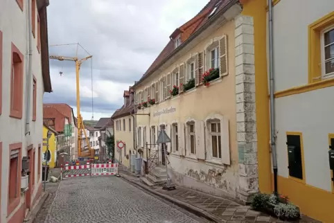 Hinter der Häuserreihe (rechts im Bild) wird ein Kran aufgebaut. Dort werden eingestürzte Teile der Schlossmauer saniert. Hinter der Häuserreihe (rechts im Bild) wird ein Kran aufgebaut. Dort werden eingestürzte Teile der Schlossmauer saniert.