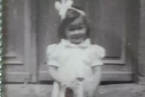 Eleanore wuchs bei den Großeltern auf.