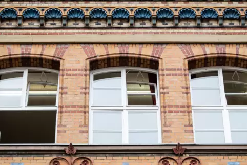 Offene Fenster an einer Schule. 