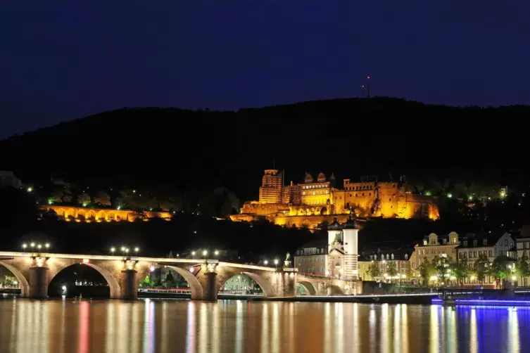 Ein Blick auf Heidelberg, das Schloss und die Alte Brücke über den Neckar.