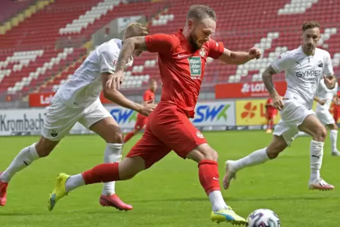 In seinem Element: Marius Kleinsorge sprintet mit dem Ball am Fuß Richtung gegnerisches Tor. 