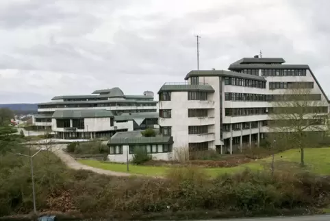 Die Verantwortlichen im Landratsamt am Homburger Forum verfolgen gespannt die Lage. Die Verantwortlichen im Landratsamt am Homburger Forum verfolgen gespannt die Lage.