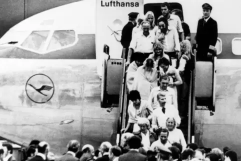 Der Irrflug ist vorbei: Die Passagiere verlassen nach Tagen der Todesangst die „Landshut“ in Frankfurt. 