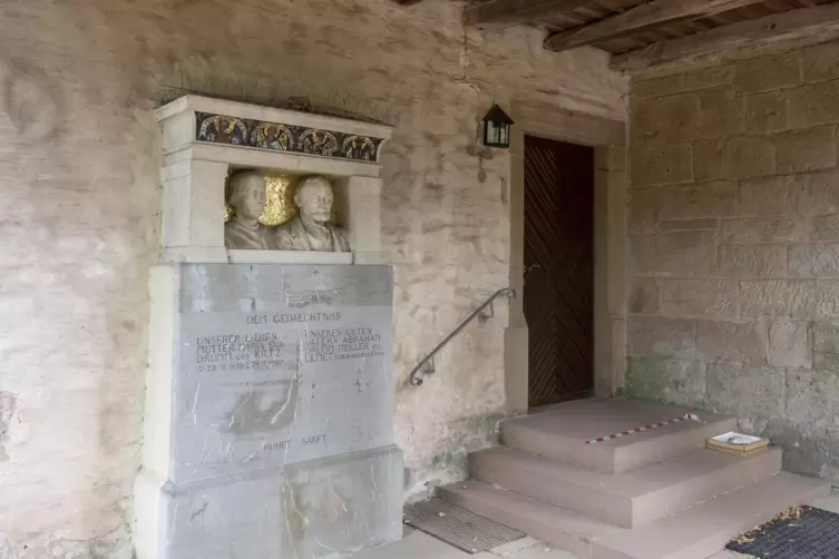 Am Eingang der Flurskapelle in Ulmet erinnert ein Grabmal mit Porträtbüsten an den Müller Abraham Drumm (1820-1884) und dessen F