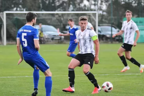 Hat in den ersten fünf Spielen vier Tore für den TuS Steinbach erzielt: Dawid Szaszorowski (Mitte).