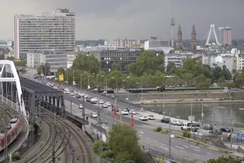 Enge Verbindung: die Konrad-Adenauer-Brücke zwischen Ludwigshafen und Mannheim.
