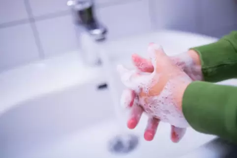 Auch in Kita und Schule gilt: Gründliches Händewaschen ist ein guter Schutz gegen das Coronavirus. 