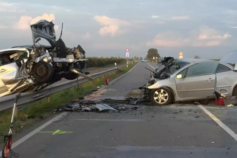 Keine Chance: Bei dem Unfall stießen die zwei Autos frontal zusammen.