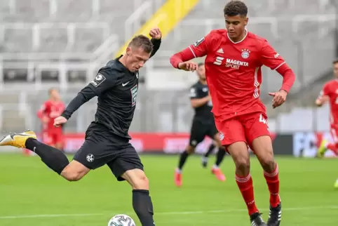 FCK-Stürmer Marvin Pourié bleibt ein Tor verwehrt. Rechts der starke, erst 17-jährige Bayern-Verteidiger Jamie Lawrence. 