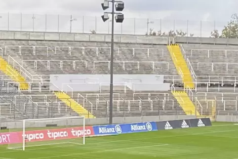 Die Ränge so blank: Geisterspiel an der Grünwalder Straße. 