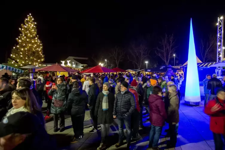In den Vorjahren immer ein Publikumsmagnet: das Weihnachtsdorf auf dem Weilerbacher Dorfplatz, hier eine Aufnahme von 2019. 