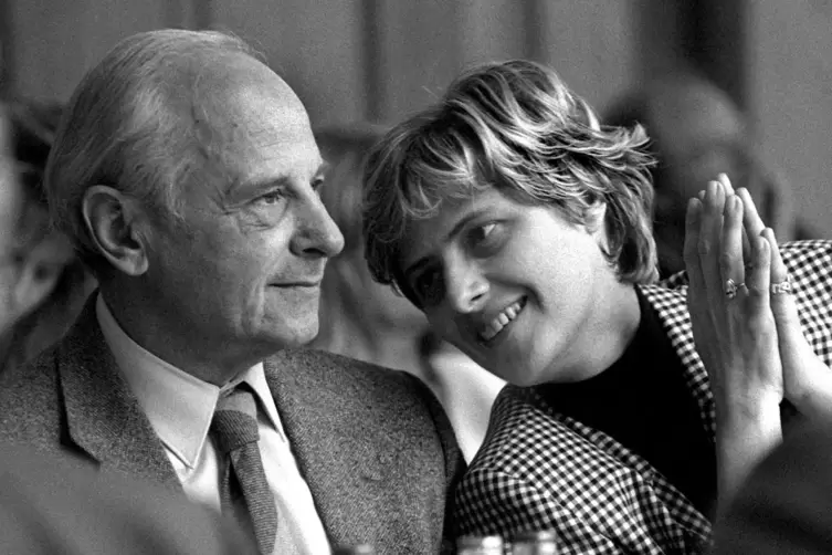Die beiden Grünen-Politiker Gert Bastian und seine Lebensgefährtin Petra Kelly im Sommer 1988 beim „Internationalen Treffen für 