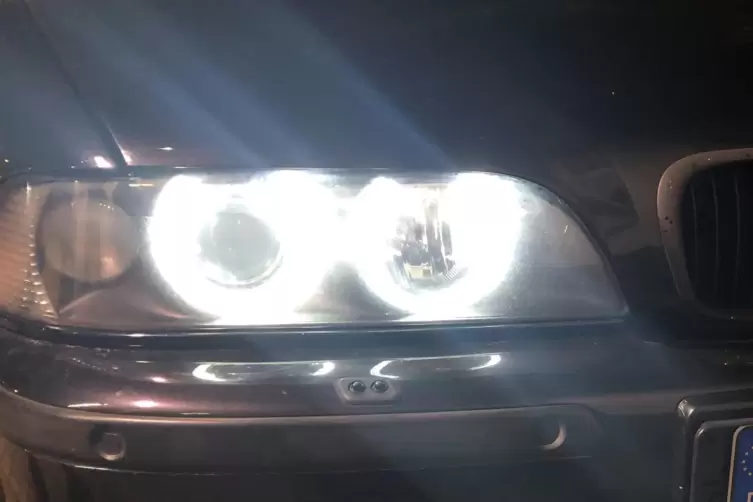 Autos mit Xenon-Licht nachzurüsten, ist verboten. 