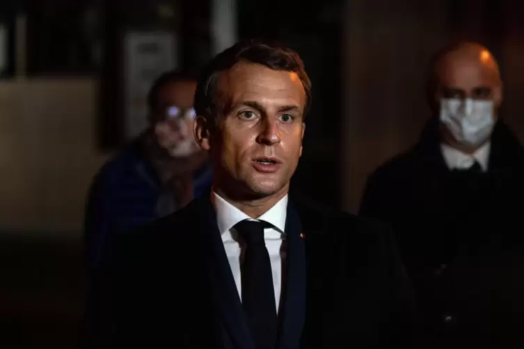 Präsident Emmanuel Macron hielt noch in der Nacht zu Samstag eine kurze Rede in der Nähe des Tatorts.