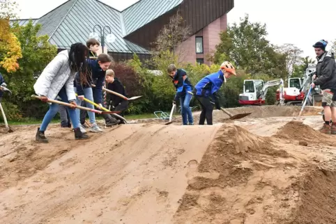 Wachenheimer Jugendliche helfen bei der Gestaltung der Bahn. 