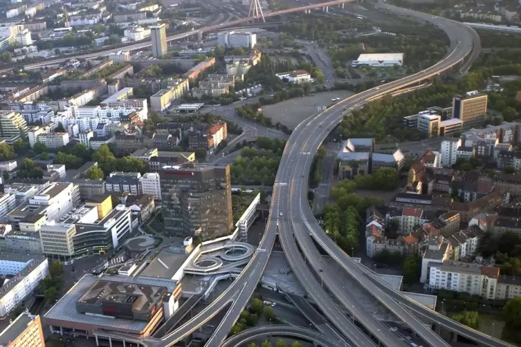Miteinander verschlungen: das Rathaus-Center und die Hochstra&szlig;e Nord. 