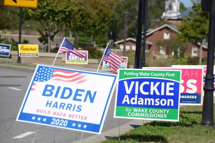 Wahlkampf in North Carolina: die für die USA so typischen Wahlkampfposter in Cary, einem Vorort im Wake County.