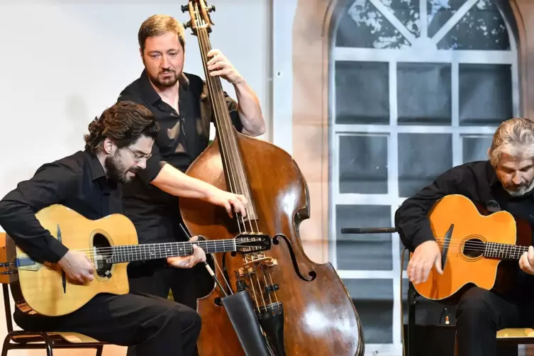 Joscho Stephan (links) prägt das Trio mit seinem Namen, zu dem der Bassist Volker Kamp (Mitte) und Günter Stephan (rechts) gehör