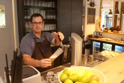 Bietet Steaks, Burger, Salate und Strudel, alles selbst gemacht: Thomas Konrad in seinem gerade eröffneten Bistro „Fachwerk“. 