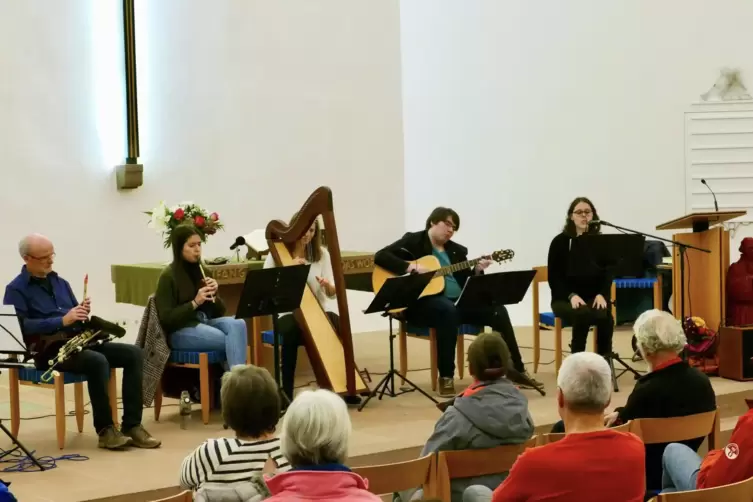 Walter Lelle (links) spielte zusammen mit Paula Braun (Flöte), Chiara Müller (Harfe), Jakob Wüst an der Gitarre und der Sängerin