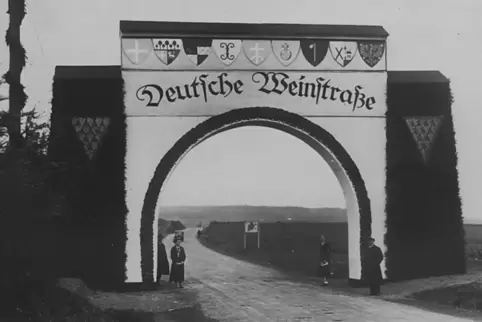 Ein Tor aus Pappmaschee wurde in Grünstadt auf der Asselheimer Straße im Oktober 1935 zur Eröffnung der Weinstraße aufgestellt. 