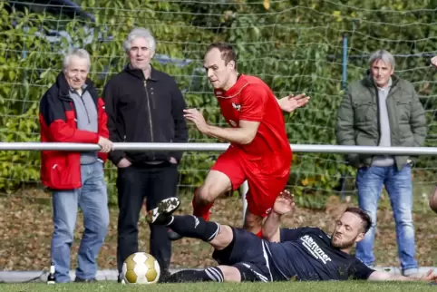 Will mit Tempo vorbei: Florian Foit von der SG Oberarnbach. Marius Müller vom FC Queidersbach versucht ihn zu stoppen. 