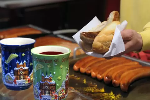 Auf Weihnachtsmärkten beliebt: Glühwein und Bratwurst.