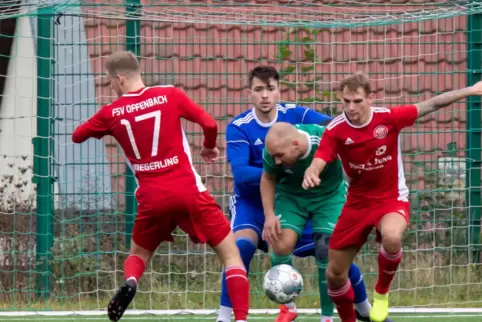 Hatte am Gegentor auch eine Aktie: Altleiningens Torwart Dominic Schmidt (blaues Trikot).