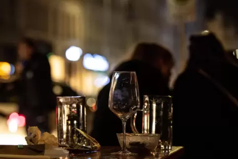 Bei Alarmstufe „Rot“ sollte eigentlich in der Gastronomie eine Sperrstunde ab 23 Uhr gelten – dies wird jedoch nicht überall ang