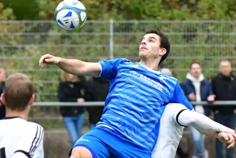 Marc Arzt (in Blau) verwandelte einen Strafstoß zum Rieschweiler Ehrentreffer.