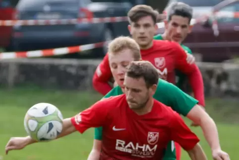 Schön der Reihe nach: Gundersweilers Joshua Paul (vorne), dahiner Marc-André Bartels von der SG Eiche Sippersfeld/Lohnsfeld. 