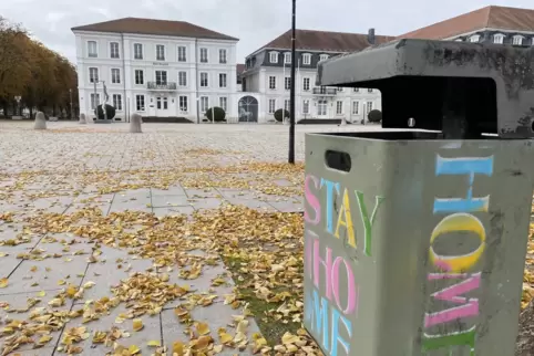 „Stay Home“: Botschaft vor dem Zweibrücker Rathaus. 