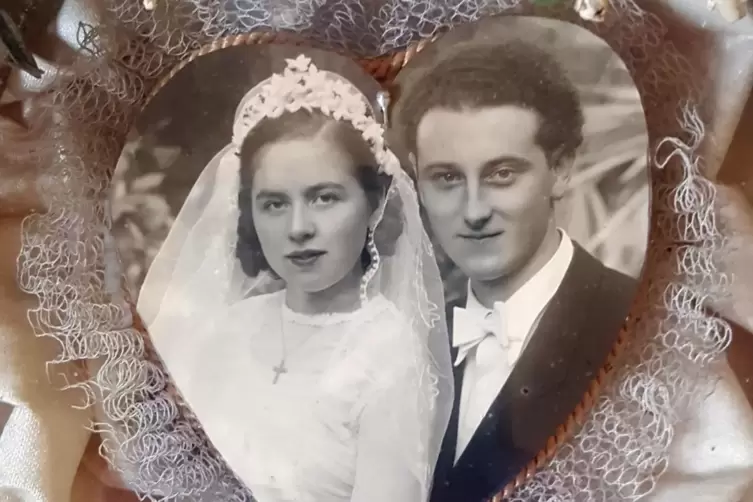Mit viel Herz ist das Foto der Hochzeit eingerahmt. 