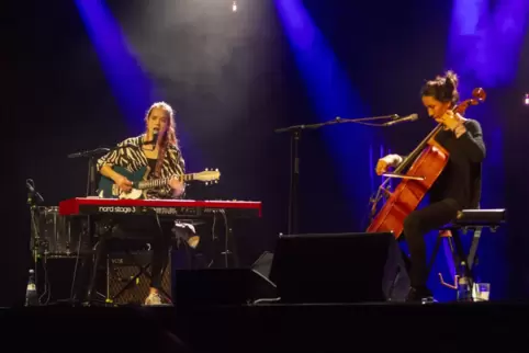 Zurückgenommene Bühnenausstattung, intensives Musikerlebnis: Lilly Among Clouds am Piano und Clara Jochum am Cello konzentrierte