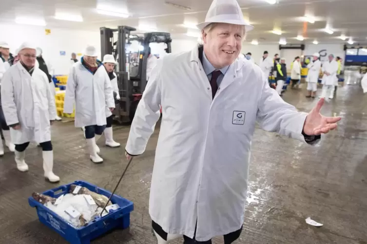 EU und Großbritannien streiten um Fischereirechte. Unser Bild zeigt Premier Boris Johnson im vergangenen Jahr auf einem Fischmar
