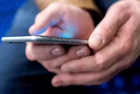 Apps können Daten, die auf dem Handy gespeichert sind, in fremde Hände geben. Da sollten Nutzer schon mal genauer hinsehen. 