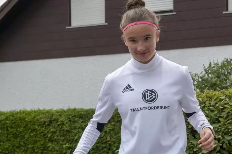 Emma Wagner im Outfit des Deutschen Fußball-Bundes. 