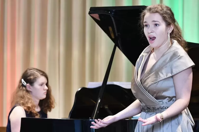  Maria Kochkine (Klavier) und ihre Schwester Anna bringen ein romantisches Lied von Bellini zu Gehör.
